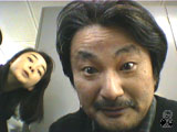 演出家と岡本綾の写真